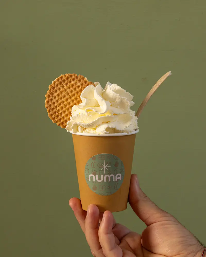 Coppetta Numa con gelato e panna montata e cialda, da portare via