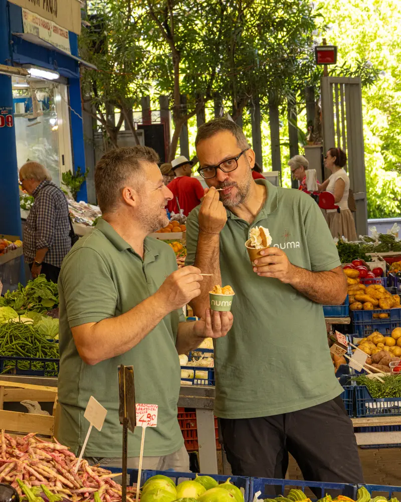 Il team di Numa assaggia il gelato tra i banchi del Mercato Rionale Franco Sacchetti a Roma